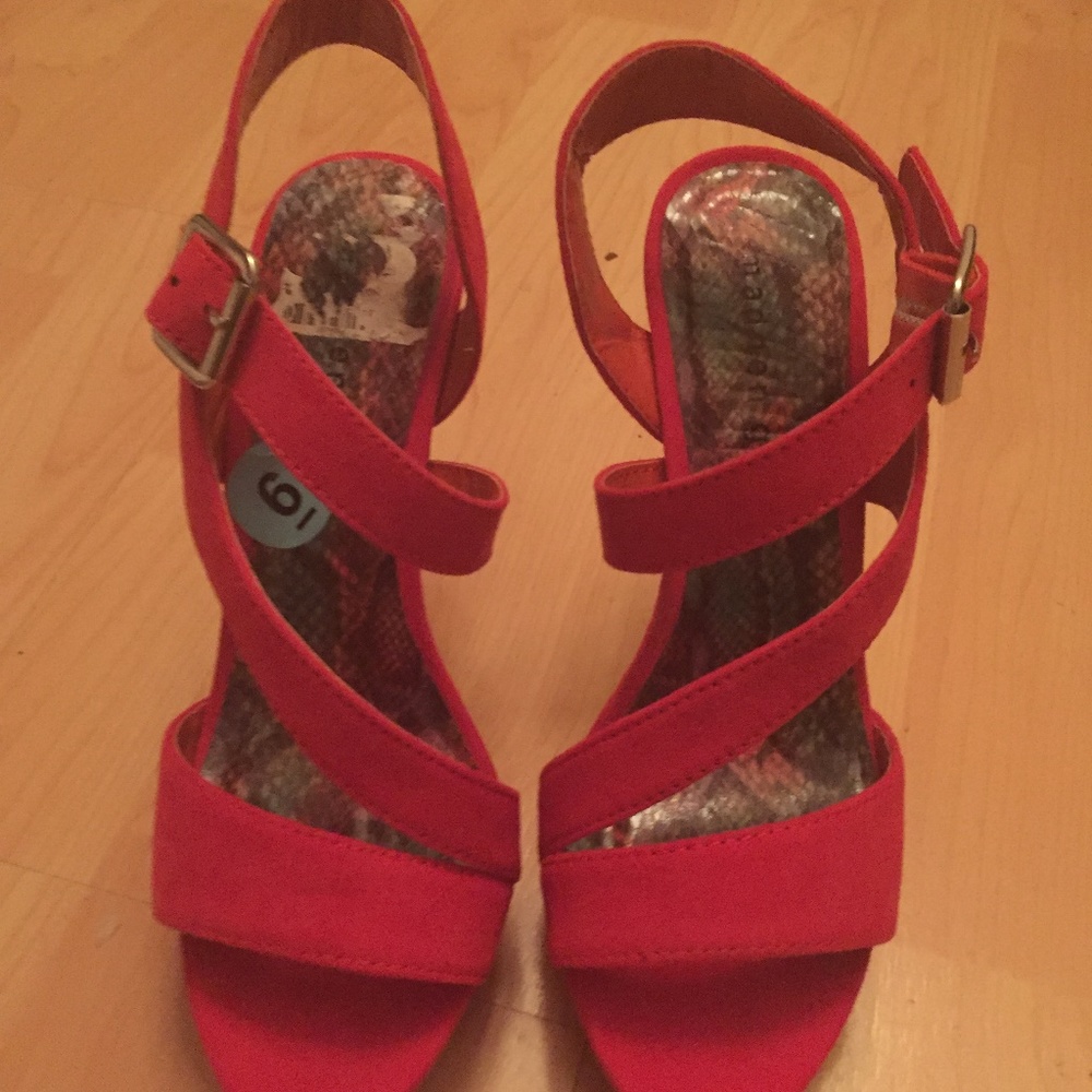 Madden Girl Suede Platform Heels (New) Never Worn
